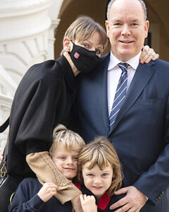 Княгиня Монако Шарлен воссоединилась с семьёй после тяжёлой болезни