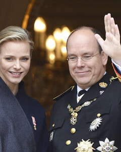 Жизнь налаживается: принцесса Шарлен вернулась в Монако вместе с принцем Альбером и детьми