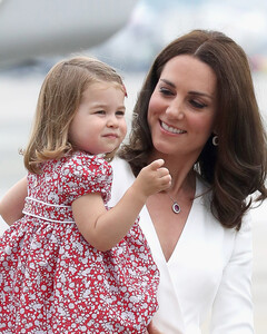 Кейт Миддлтон и принцесса Шарлотта в свободное время ловят пауков