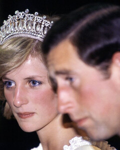 Двоюродная сестра принца Чарльза рассказала, что однажды Диана ударила своего мужа по голове