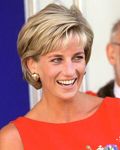 Какая безобидная шутка принцессы Дианы стала забавной традицией королевской семьи?