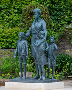 Статуя принцессы Дианы разочаровала британцев: «Это слащавый, плохо выполненный вздор»