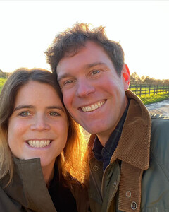 В честь своего 32-летия принцесса Евгения опубликовала милое фото вместе с мужем и сыном