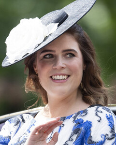 Принцесса Евгения опубликовала эксклюзивную фотографию сына