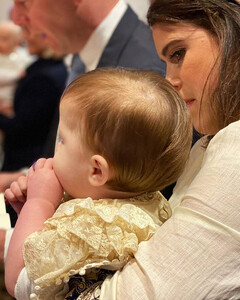 Принцесса Евгения поделилась фотографией с крещения своего сына