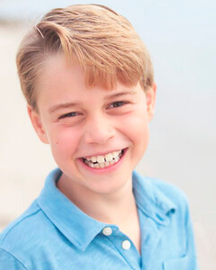 Принц Джордж порадовал королевских поклонников новым фото по случаю своего 9-летия