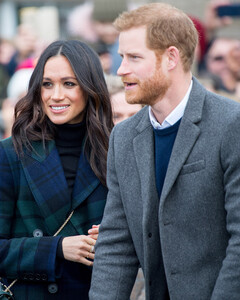 Принц Гарри и Меган Маркл развозят еду семьям на карантине