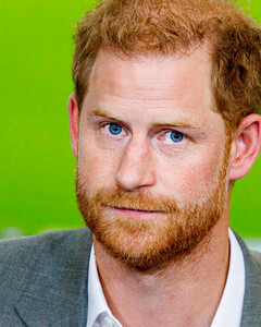 «Он подкаблучник!»: эксперт по языку тела рассказала о психологической зависимости принца Гарри от жены