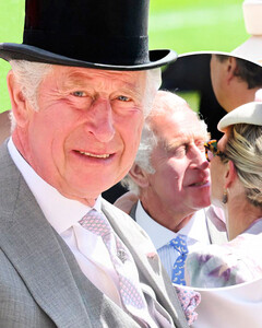 «Твой французский поцелуй»: принц Чарльз тепло поприветствовал принцессу Беатрис и Зару Тиндалл поцелуем