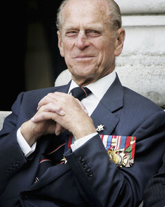 Принц Филипп считает, что его внук принц Гарри предал родину