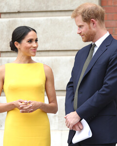 Принц Гарри и Меган Маркл больше не должны королевской семье