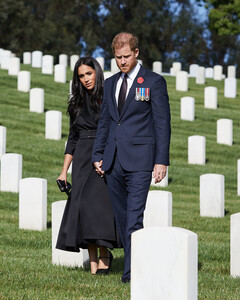 Принц Гарри почтил память павших солдат Британии, но на кладбище в США