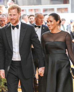 Принц Гарри и Меган Маркл не поздравили принца Чарльза с днём рождения