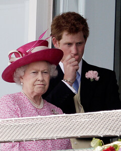 Принц Гарри скоро приедет домой. Бабушка ждёт его на серьёзный разговор