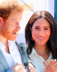 Под прицелом Netflix: принц Гарри и Меган Маркл снимут документальный фильм во время своей новой заграничной поездки