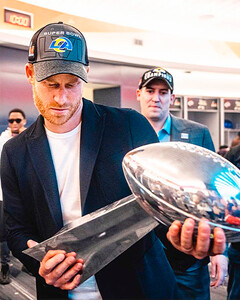 Американский футбол вместо английского регби: принц Гарри пообщался с игроками после Суперкубка-2022