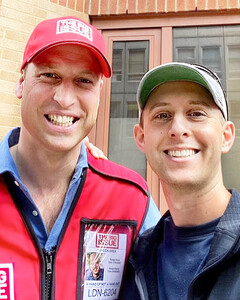 «Привет, я Уильям!»: герцог Кембриджский в униформе продавца газет The Big Issue шокировал лондонского таксиста