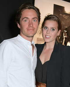 Супруг принцессы Беатрис взял на работу свою бывшую девушку