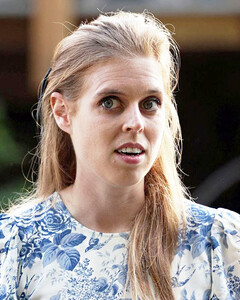 Принцесса Беатрис посетила выставку цветов в Челси в нежном платье, которое подойдёт абсолютно всем