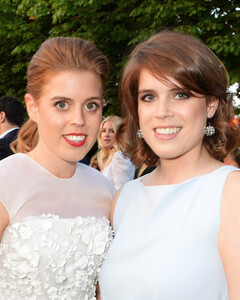 Принцесса Евгения поделилась милым предсвадебным селфи с сестрой Беатрис