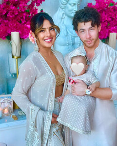 Дочь Ника Джонаса и Приянки Чопры празднует первый праздник Дивали