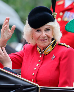 Королева Камилла выбрала наряд, вдохновлённый военной формой