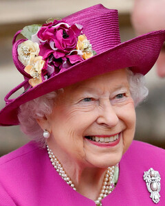 Королева Елизавета II спасается бегством от аномальной жары Лондона в прохладном Балморале