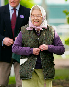 Прогулки, верховая езда и мытьё посуды — как Елизавета II каждое лето отдыхает в Шотландии