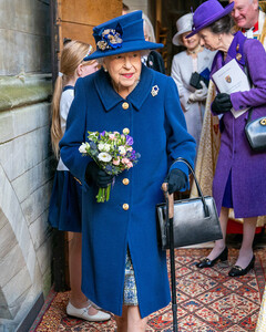 Елизавета II впервые за 17 лет появилась на публике с тростью