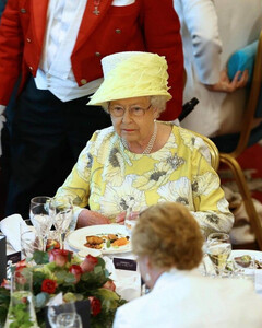 «Вам нужно будет работать изо всех сил»: Какие вакансии сейчас открыты в Букингемском дворце