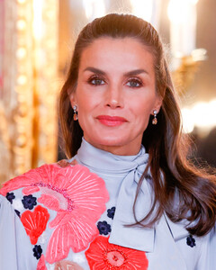 Воплощение страстной испанки: королева Летиция появилась в небесном-голубом платье с объёмными цветами