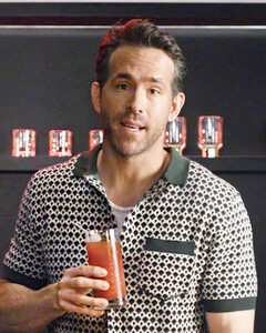 Райан Рейнольдс создал авторский коктейль по случаю 40-летия сэндвича из McDonald's