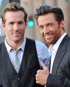 Райан Рейнольдс троллит Хью Джекмана, и это прекрасно