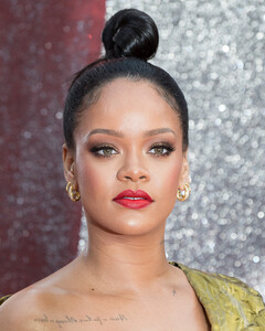 Рианна выделила 2 млн долларов жертвам домашнего насилия