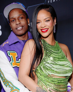 Ну наконец-то! Рианна стала мамой