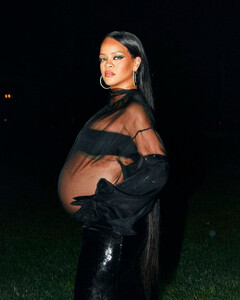 Снова в неглиже! Рианна пришла на афтепати «Оскар» в полупрозрачном платье от Valentino