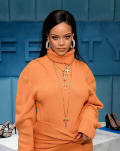 Рианна закрывает свой бренд одежды Fenty