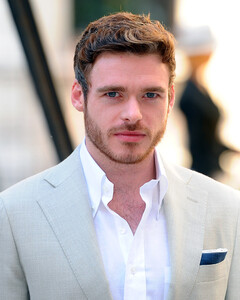 Ричард Мэдден живёт в доме Эмилии Кларк, но не с ней