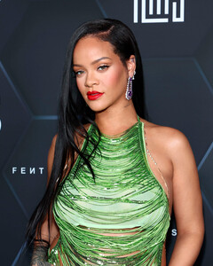 Сынок Рианны плачет из-за того, что его нерождённый брат или сестра едет на «Оскар», а он нет!