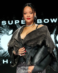 «Важно, чтобы мой сын увидел»: что чувствует Рианна во время подготовки к выступлению на «Суперкубке»