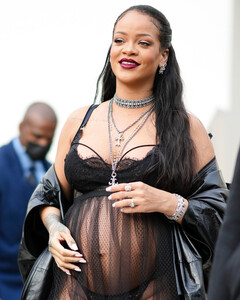 Рианна запускает свою линейку одежды для беременных