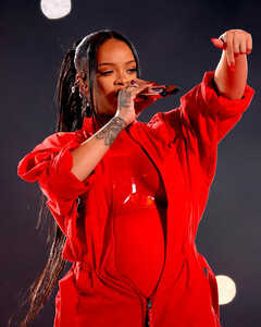 Почему Рианна по-прежнему не пишет новую музыку