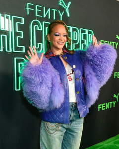 Рианна завершает свой 2023 год забавным образом в стиле поп-панк