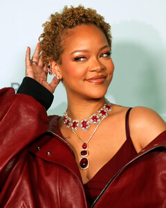 Рианна откровенно рассказала, как справилась с послеродовым выпадением волос