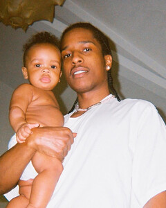 Сын Рианны и A$AP Rocky RZA дебютировал в новой рекламе наушников