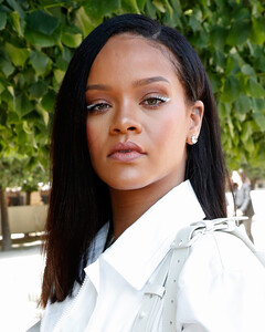 Fenty Beauty Рианны теперь будет выпускать парфюмерию