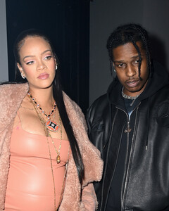 Девушка-пэрсик: Рианна появилась в монохромном образе на показе Off-White в Париже