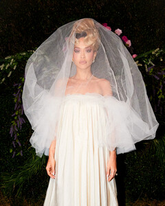 Намёк понят! Рита Ора появилась в свадебном платье для клипа на песню You Only Love Me