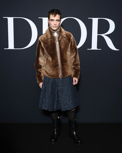 Роберт Паттинсон пришёл в юбке на показ Dior на Неделе моды в Париже
