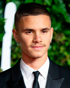 Ромео Бекхэм удивил модельным фото со свадьбы брата